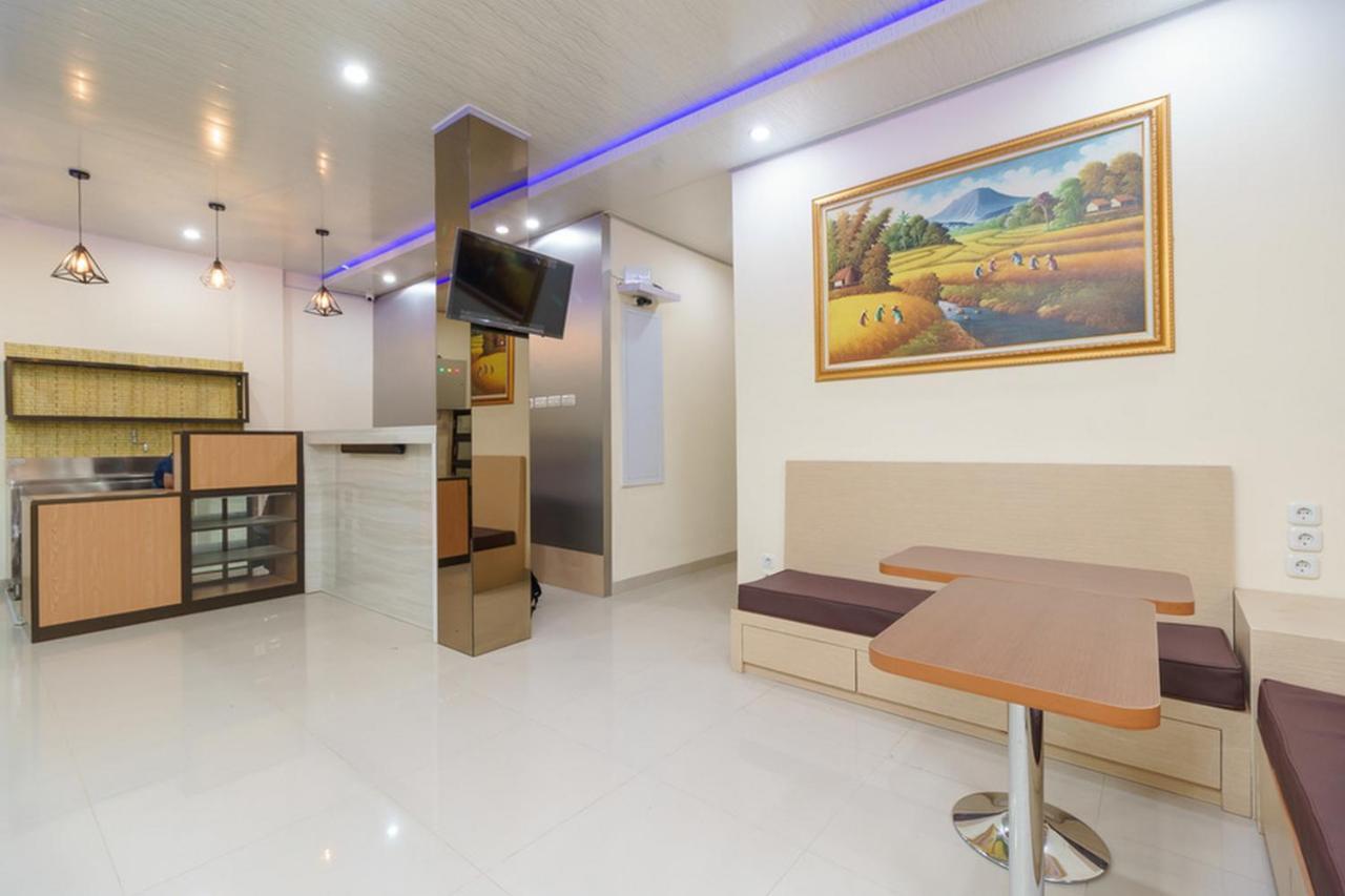 Reddoorz Plus Near Rs Rk Charitas 2 Palembang Exterior photo